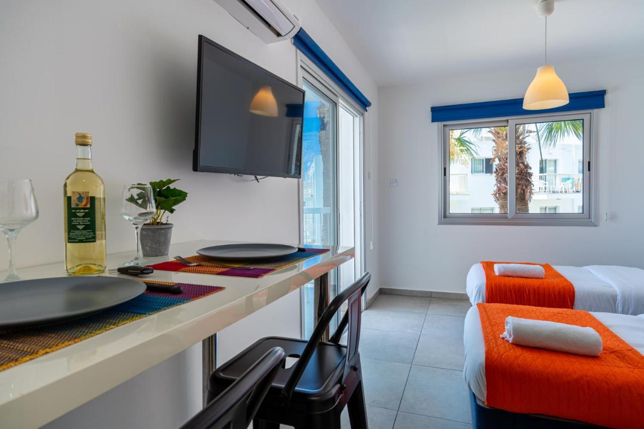 Tangerine With Pool In Apartment