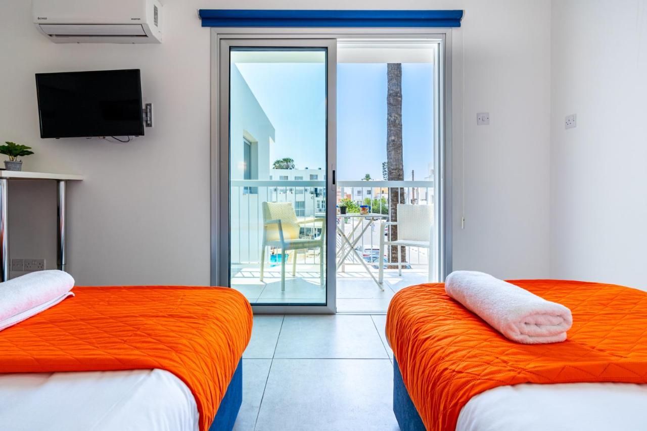 Tangerine With Pool In Apartment *