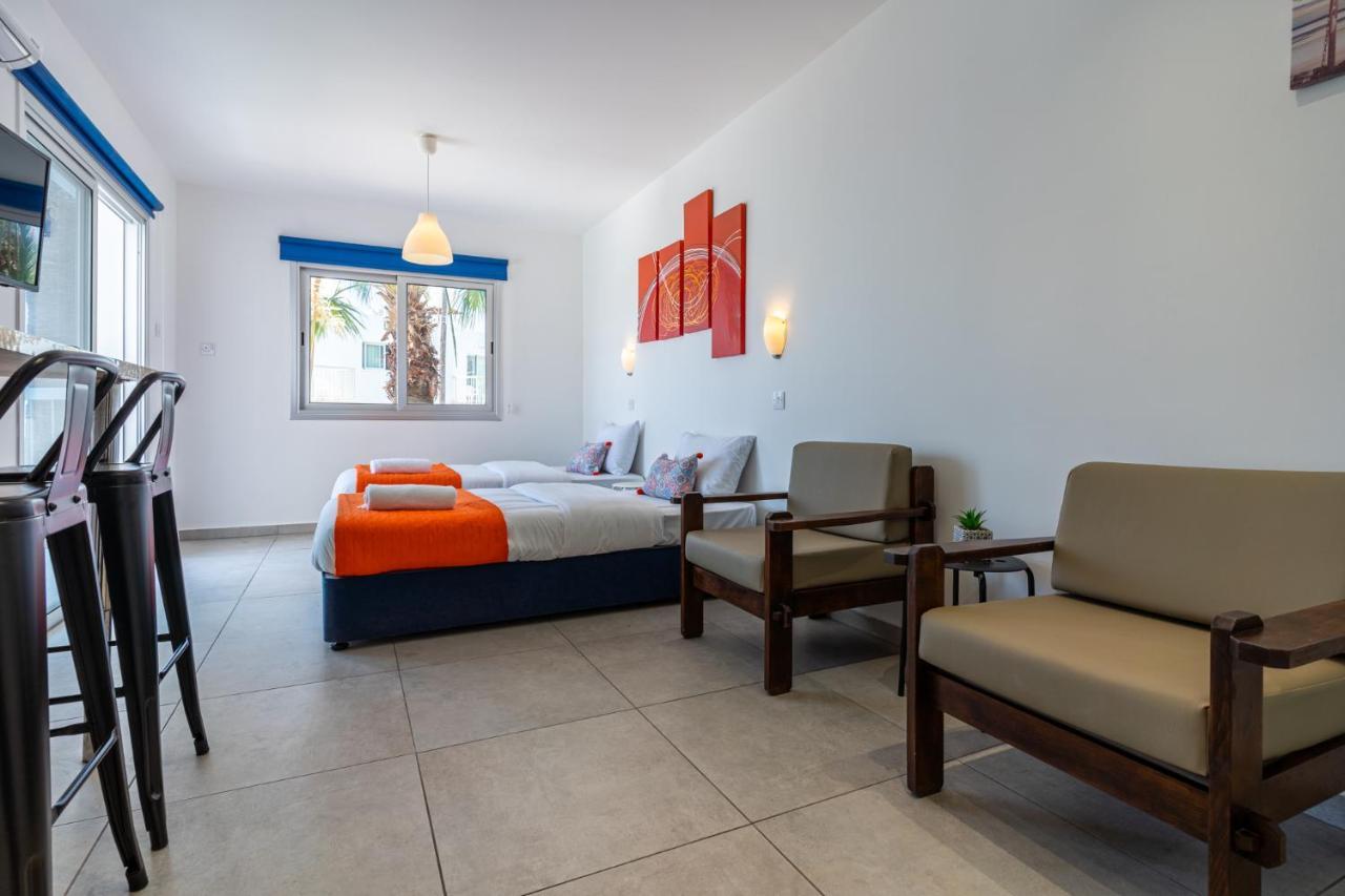 Tangerine With Pool In Apartment