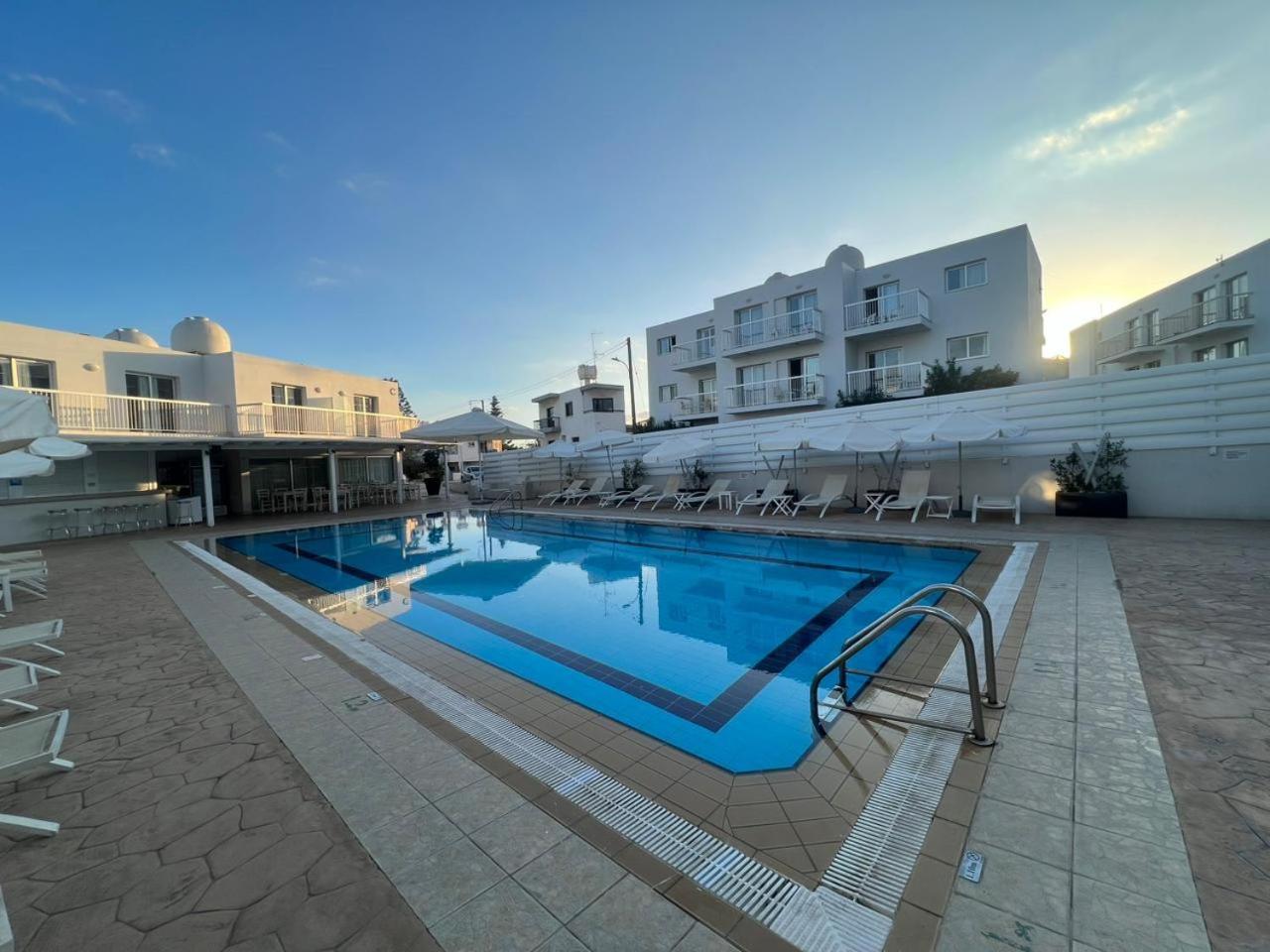 Tangerine With Pool In Apartment *