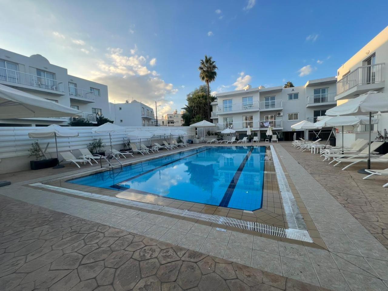 Apartment Tangerine With Pool In